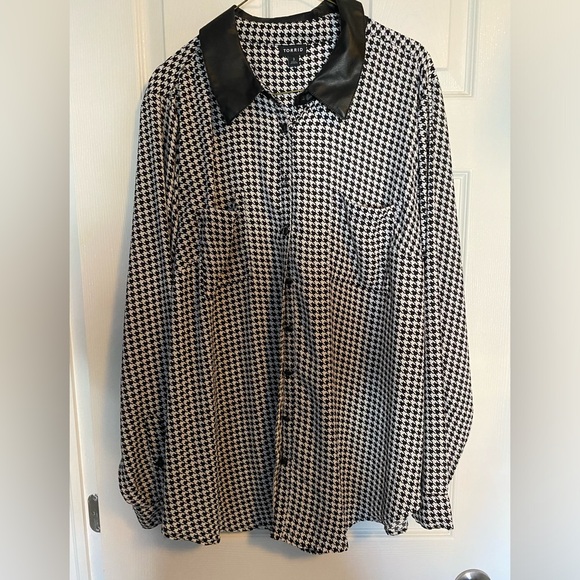 Torrid Houndstooth Blouse Size 3X - Picture 4 of 6